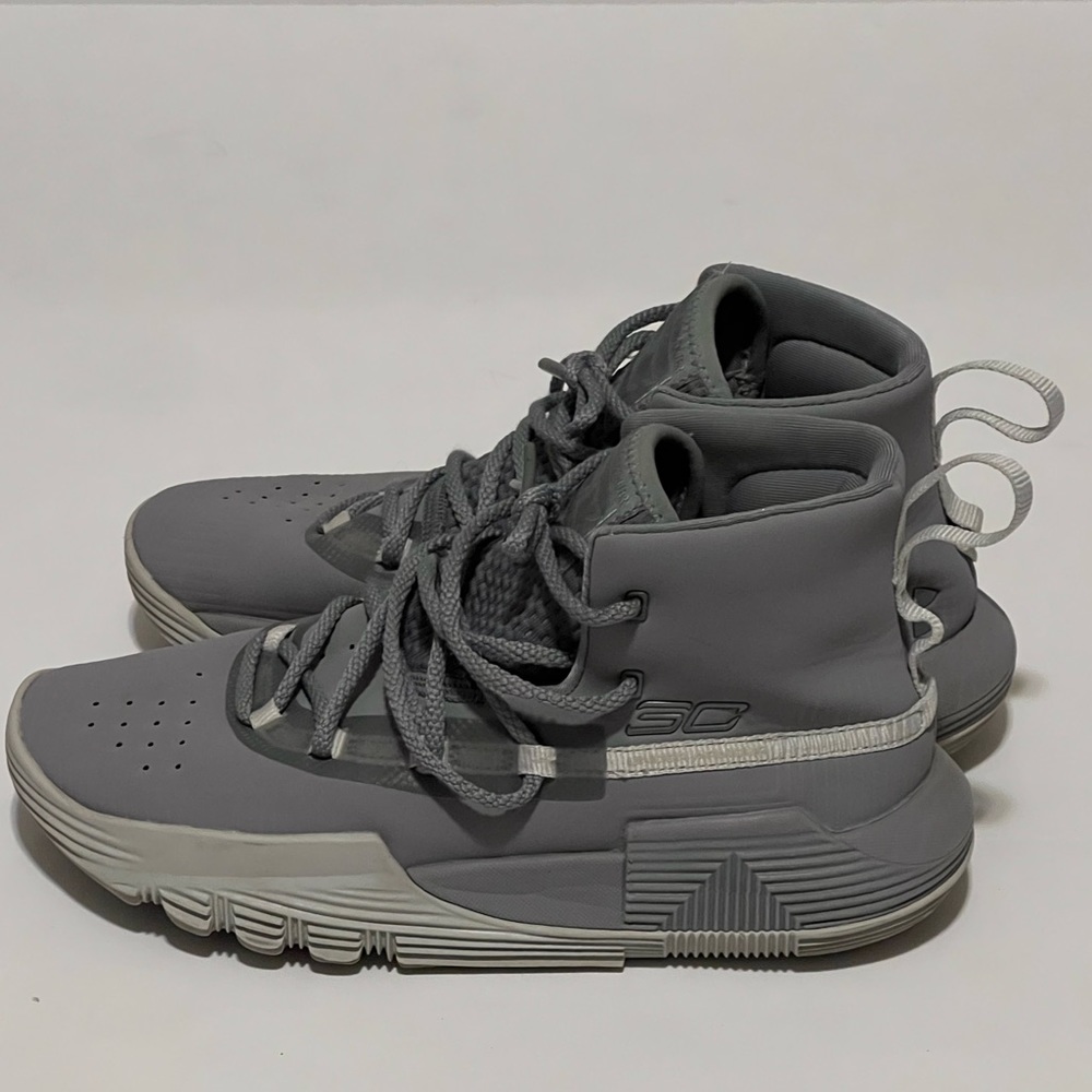 Under Armour Boys Gray and White SC shoes